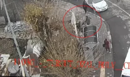 İki öğretmenin sokaktaki tekme ve yumruklu kavgası kamerada