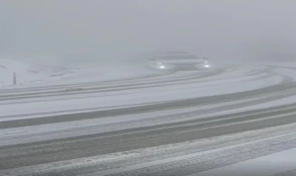 İnegöl ve İznik’te kar yağışı; araçlar yolda mahsur kaldı