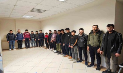 İskenderunda 16 kaçak göçmen, polis ekiplerince yakalandı