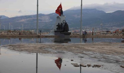 İskenderunda suların çekilmeye başlamasıyla vatandaşlar hafta sonunun keyfini çıkarıyor