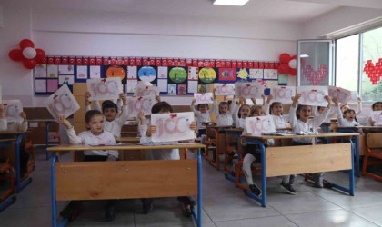 İzmirde 784 bin öğrenci karne heyecanı yaşadı