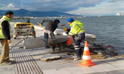 İzmir’de kıyıya çıkan vapur, limana çekildi