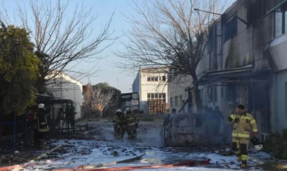 İzmir’de parfüm fabrikasında çıkan yangında ölenlerin sayısı 3’e yükseldi
