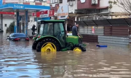 İzmir’de sağanak; Dikili’de ev ve iş yerlerini su bastı, okullar tatil edildi