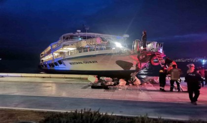 İzmirde vapur karaya çarptı, yolcular büyük panik yaşadı