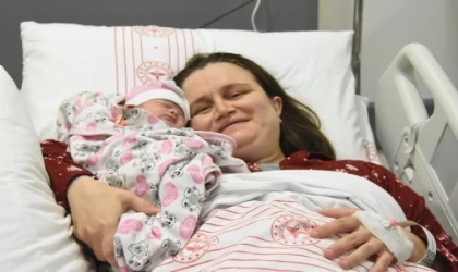 İzmir’de yeni yılın ilk bebeği ‘Yüsra’ oldu