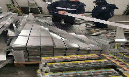 Kaçakçılar sigaraları metal profile sıkıştırdı