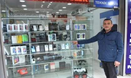 Kaldırım taşı ile camı kırıp, 6 cep telefonu çaldı; o anlar kamareda