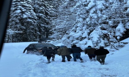 Kamp yaptıkları yaylada mahsur kalan 8 kişiyi off-road ekipleri kurtardı