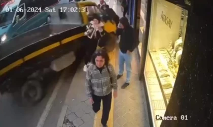 Kamyonet yayalara çarparak iş yerine girdi: 5 yaralı; kaza anı kamerada