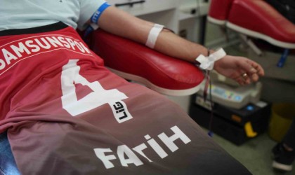 Kan bağışlayan taraftarlara Samsunspor forması ve maç bileti hediye edildi