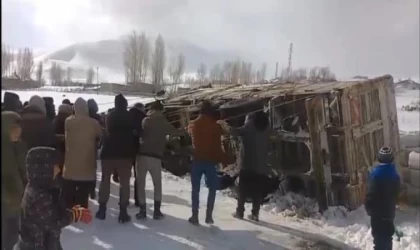 Kanala düşen kamyonu halatlarla çekerek çıkardılar