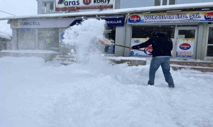 Kar yağışı yetişkinlere çile, çocuklara mutluluk oldu