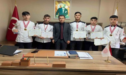 Karacabeyin genç aşçıları Türkiye şampiyonu oldular
