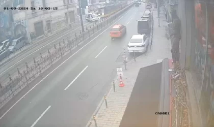 Karaköy’de tramvayın kamyoneti metrelerce sürüklendiği anlar