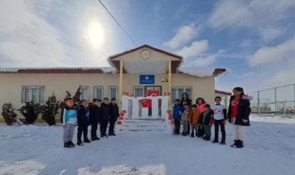 Kardan Anıtkabir yapıp, önünde İstiklal Marşı’nı okudular