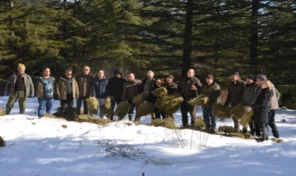 Karla kaplı Spil’deki yaban hayvanları için doğaya yem bırakıldı