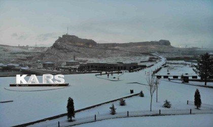 Kars beyaz gelinliğini giydi: Kentte 1 aydır beklenen kar yağdı
