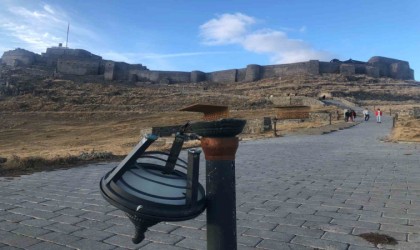 Kars Kalesi yolunun aydınlatma lambalarını kırdılar