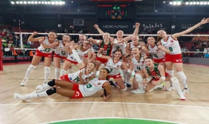 Karşıyaka, voleybolda rekor seyircili derbinin mutluluğunu yaşıyor