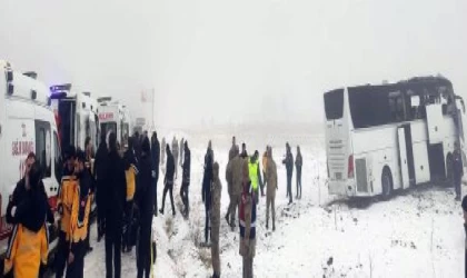 Kars’ta 2 otobüs ve 1 TIR zincirleme kaza yaptı: 2 ölü, 8 yaralı / Ek fotoğraflar