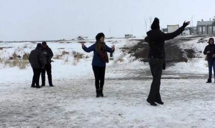 Karsta buz üstünde Kafkas dansı