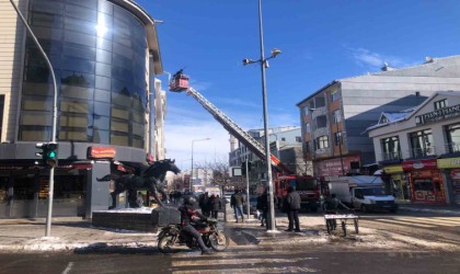 Karsta itfaiye çatılardaki buz sarkıtlarını kırıyor