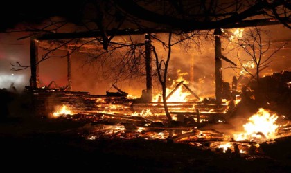Kastamonuda alevlere teslim olan iki katlı ahşap ev ile traktör küle döndü