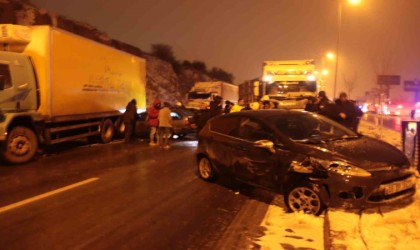 Kayseride 8 araçlı zincirleme trafik kazası: 1i ağır 5 yaralı
