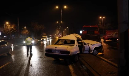 Kayseri’de otomobil aydınlatma direğine çarptı: 4 yaralı