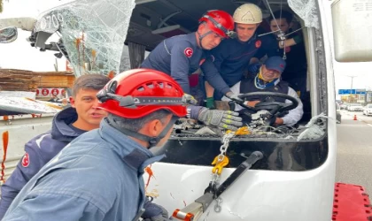 Kaza sonrası kurtarılmayı beklerken dakikalarca telefonla konuştu