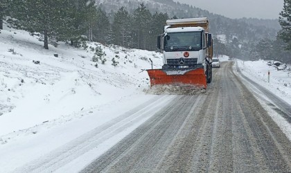 Kazdağlarında kar yağışı trafiği olumsuz etkiliyor