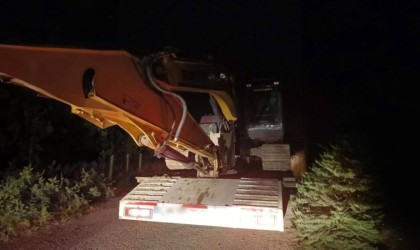 Kepçe ile define arayan 2 şüpheli yakalandı