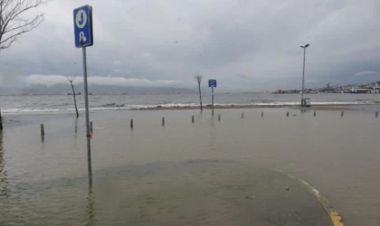 Kocaeli’de sağanak ve fırtına; deniz taştı, yollar ve otopark su altında kaldı