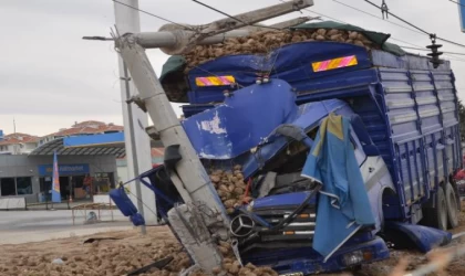 Konya’da kamyonet ile kamyon çarpıştı; 1’i ağır 2 yaralı
