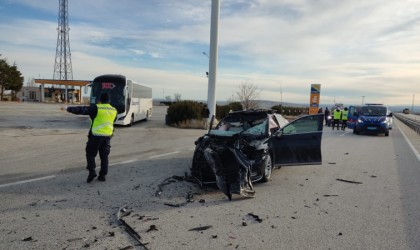 Konyada otomobil kamyona çarptı: 2 yaralı