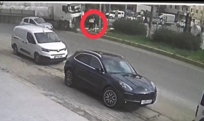 Korku dolu anlar kamerada: Saniyelerle ölümden kurtuldu