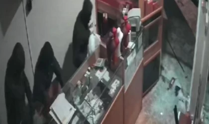 Kuyumcudan 3 dakikada 400 bin liralık altın çaldılar; o anlar kamerada