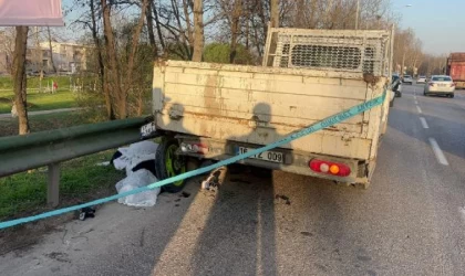 Lastiği patlayınca duran kamyonet ile bariyerler arasına sıkışan motosiklet sürücüsü öldü