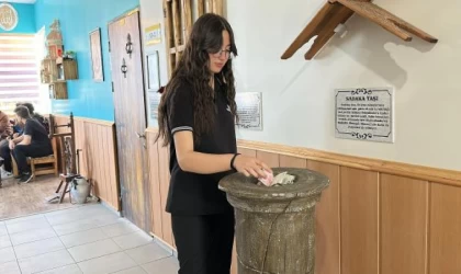 Lise öğrencileri, Osmanlı’dan kalma gelenekle ihtiyaç sahibi öğrencilere destek oluyor