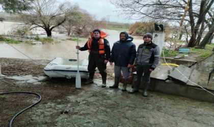 Mahsur kalanların yardımına itfaiye ekipleri koştu