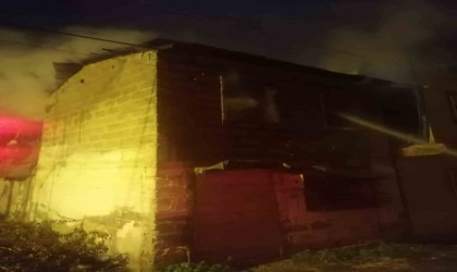 Mersin Tarsusta biri metruk iki ev yandı