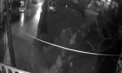 Mezarlık duvarının çökme anı güvenlik kamerasına yansıdı