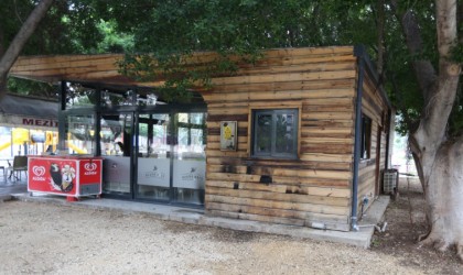 Mezitli Belediyesi Gönüllü Evinin ahşap duvarı yakıldı