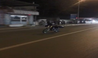 Motosikleti yatarak kullandı, ölümle dans etti