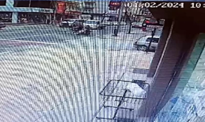 Motosikletin, bisiklete çarptığı kaza kamerada: 2 yaralı