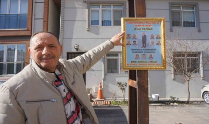 Muhtar adayı, altın yaldızlı çerçeveyle destek istiyor