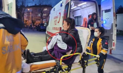 Ön koltukta ağlayan bebeğiyle ilgilenirken, yola çıkan 2 çocuğa çarptı: 4 yaralı