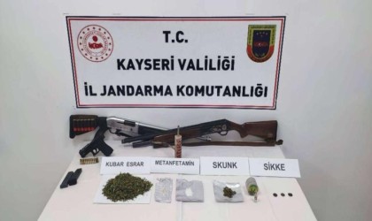 Operasyon yapılan evden uyuşturucu, silah ve tarihi eser ele geçirildi