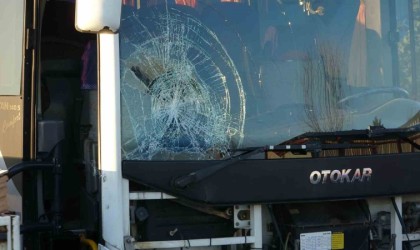 Otel servisinin çarptığı bisikletli ağır yaralandı